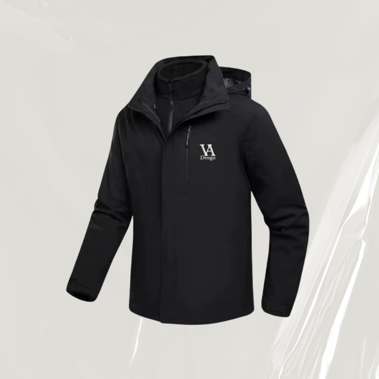 Schwarze Jacke mit Kapuze und gesticktem Logo auf der Brust.