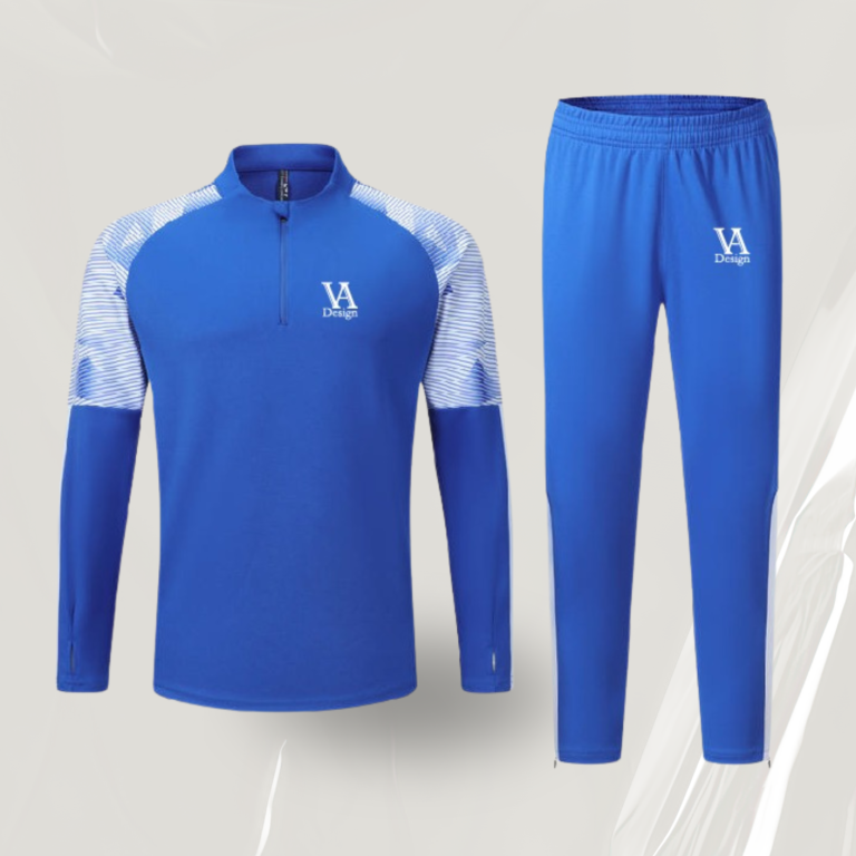 Blaues Sportoutfit mit langem Ärmel und pants.