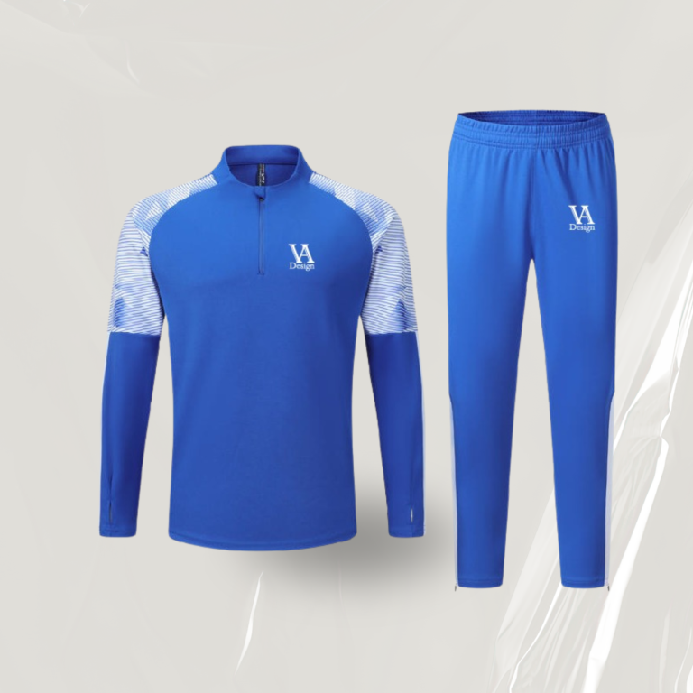 Blaues Sportoutfit bestehend aus Oberteil mit Reißverschluss und langen Hosen.