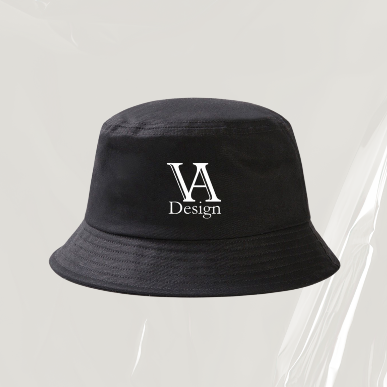 Schwarzer Bucket Hat mit weißem Logo "VA Design" auf der Vorderseite.