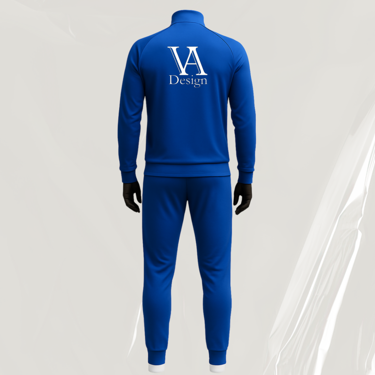 Blaue Trainingsjacke und -hose mit Logo auf der Rückseite.