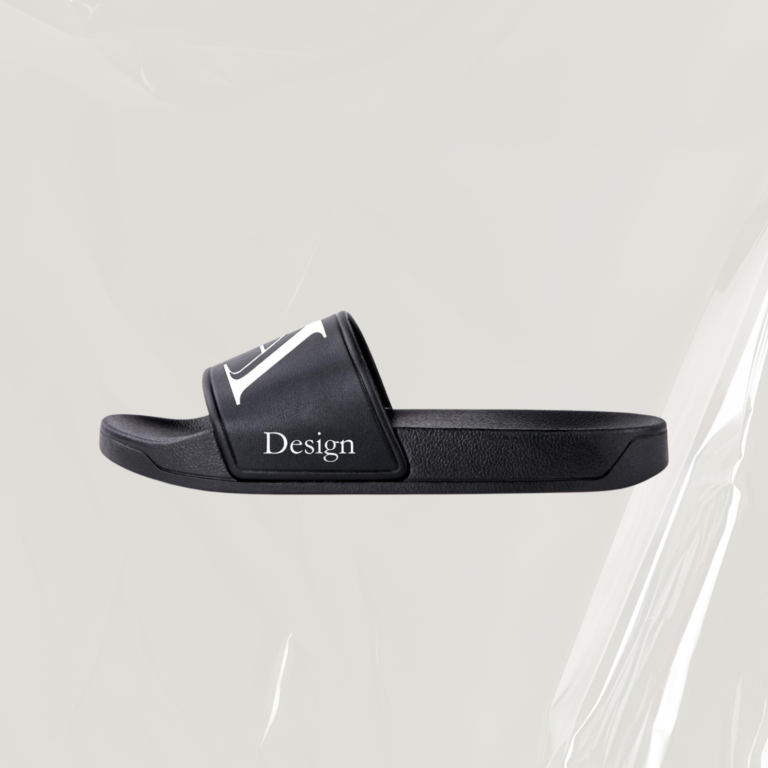 Schwarze Sandale mit breitem Riemen und Aufdruck "Design" auf der Oberseite.