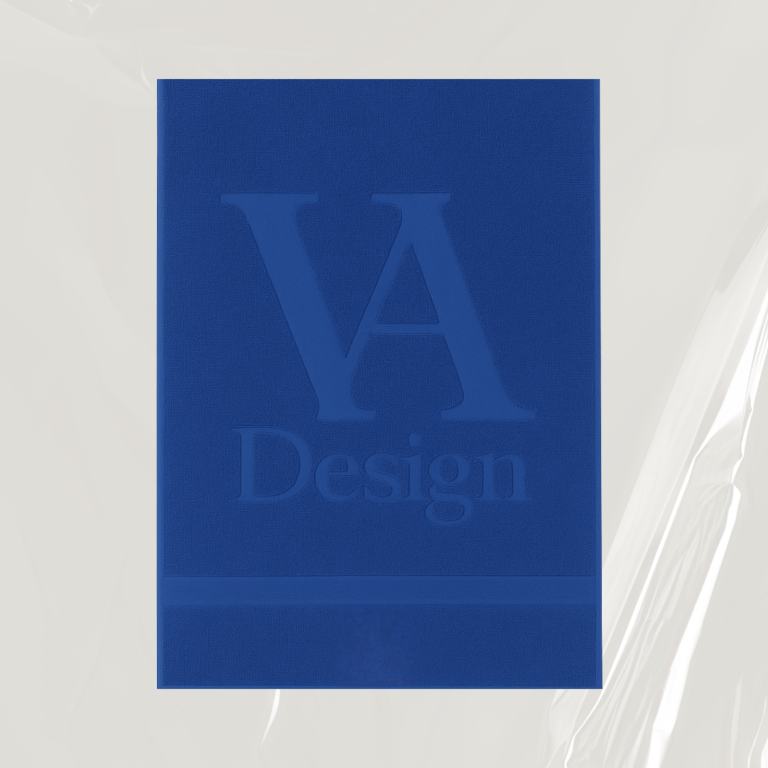 Blaues Strandtuch mit der Aufschrift "VA Design".