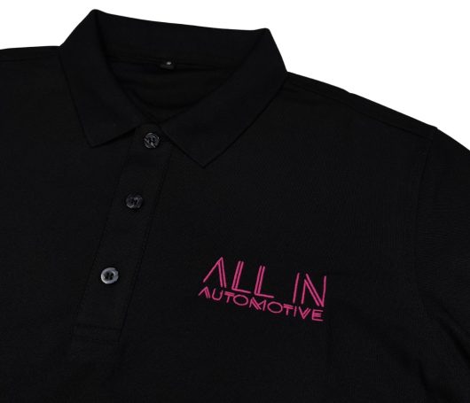 Besticktes Polohemd von All in Automotive mit Logo, gefertigt von VA Design
