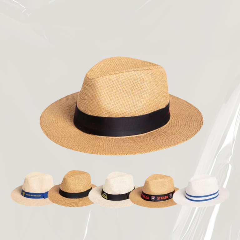 Brauner Strohhut mit schwarzem Band, umgeben von weiteren Hüten in verschiedenen Farben.