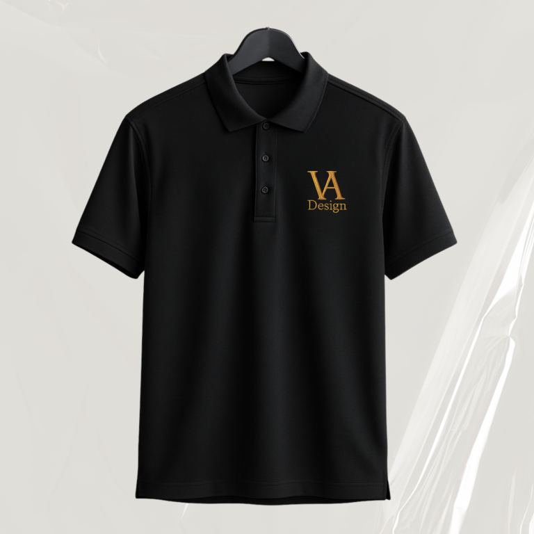 Schwarzes Poloshirt mit goldenem Logo auf der linken Brustseite.