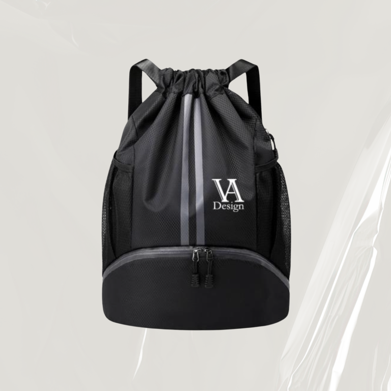 Schwarzer Rucksack mit Logo und Kordelzugverschluss.