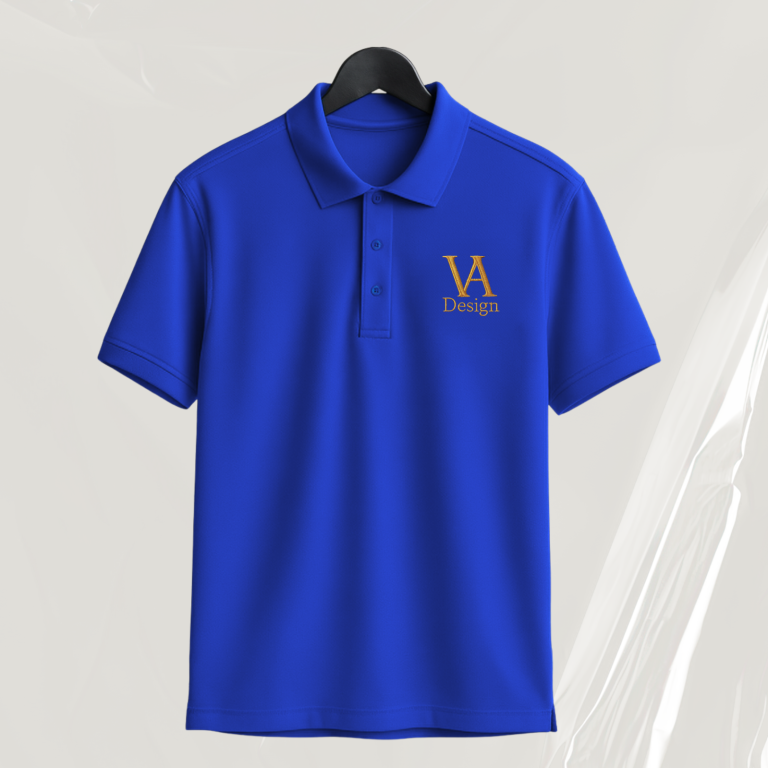 Blaues Polo mit goldenem Logo auf der linken Brustseite.