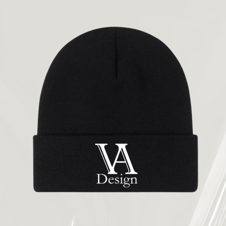 Schwarze Mütze mit dem weißen Aufdruck "VA Design" auf der Vorderseite.