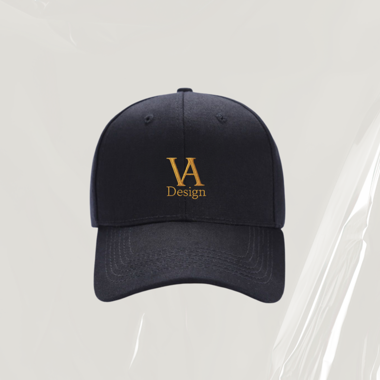 Schwarze Baseballkappe mit goldfarbener Beschriftung "VA Designs".