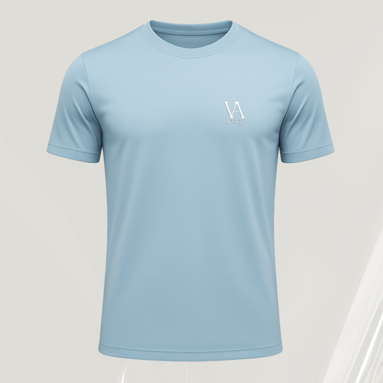 Helles blaues T-Shirt mit einem kleinen weißen Logo auf der linken Brustseite.