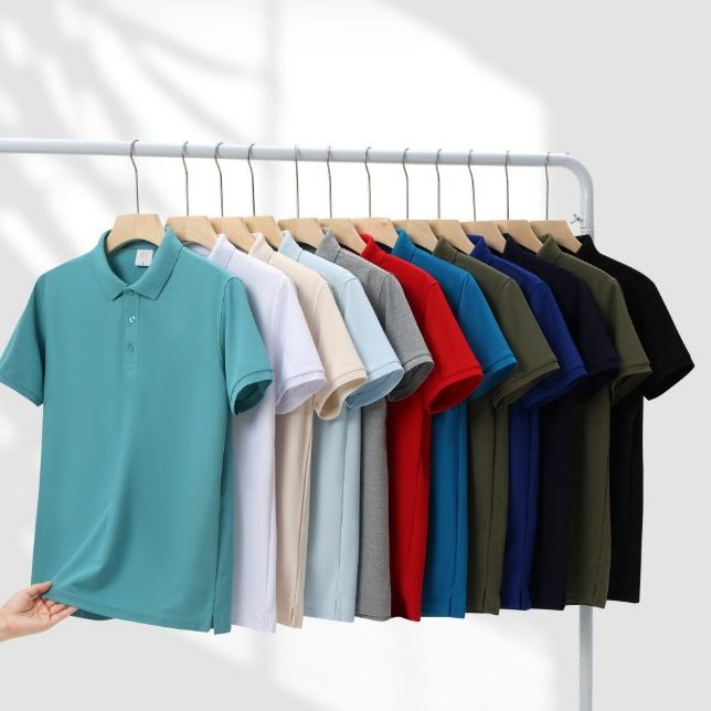 Polo Polyester Eine Auswahl an Polo-Shirts in verschiedenen Farben auf einer Kleiderstange.