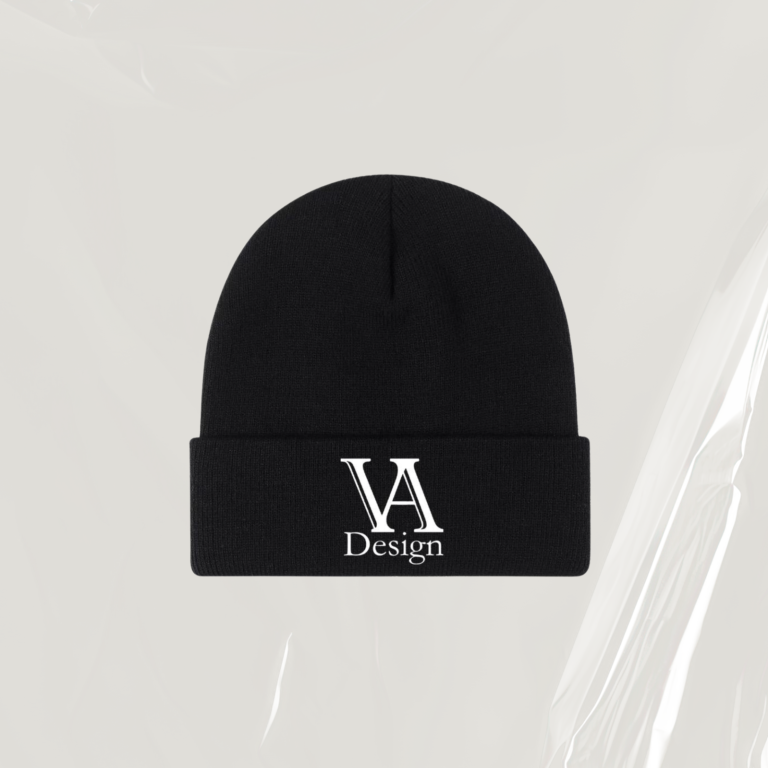 Schwarze Mütze mit weißem Logo "VA Design" auf dem Umschlag.