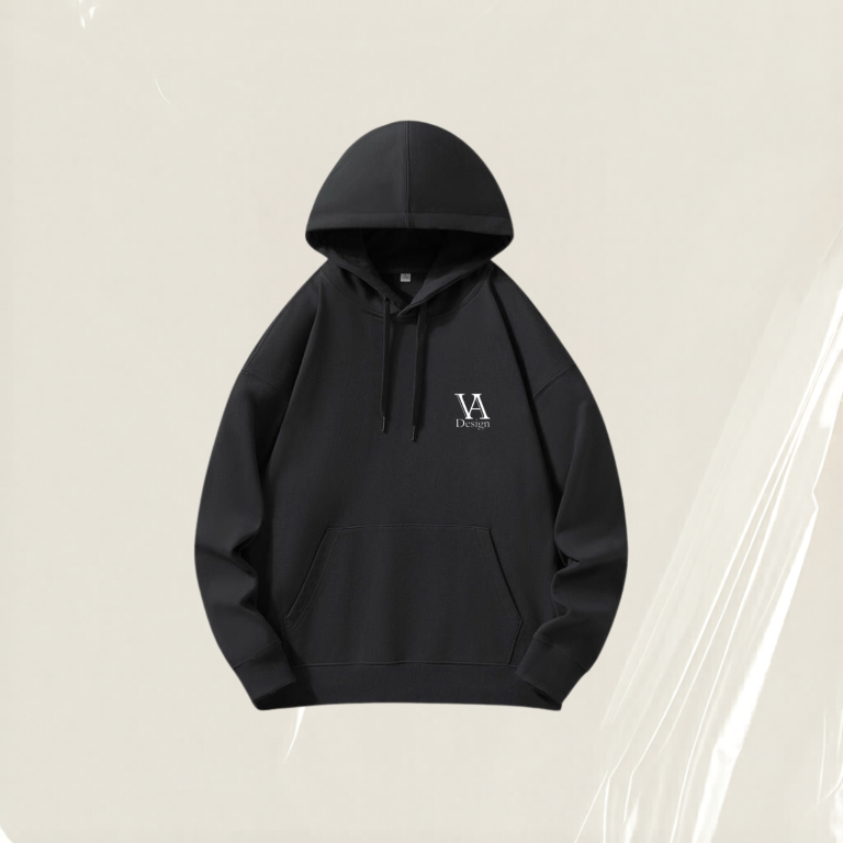 Schwarzer Kapuzenpullover mit einem minimalistischen Logo auf der Vorderseite.